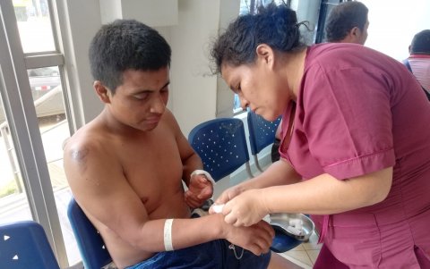 Ayuda. Los hinchas heridos fueron atendidos en la localidad peruana de Máncora.