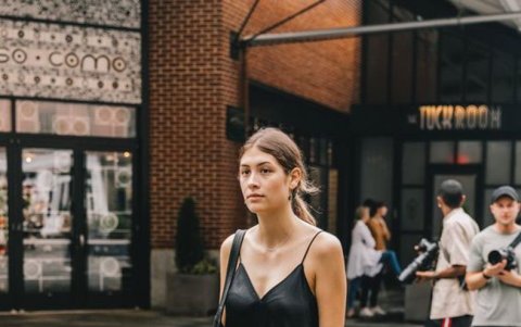 Look monocolor. Slip dress y botines negros.