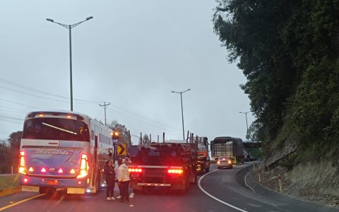 Los vehículos se quedaron atrapados por los obstáculos que moradores de Palugo colocaron en un tramo de la vía E35.