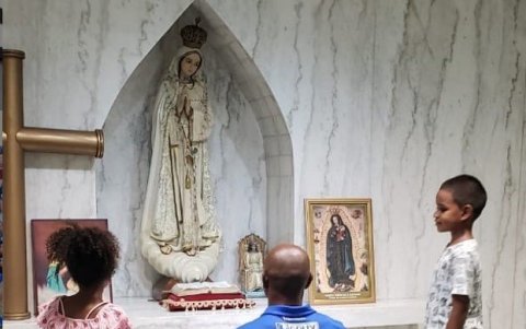 El jugador se ha destacado no solo dentro de la cancha, sino también por su lado espiritual. En la gráfica lo acompañan sus hijos