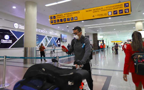 Aeropuerto. El pasado lunes, algunos pasajeros de vuelos domésticos se quejaron de la falta de control en el aerpouerto.