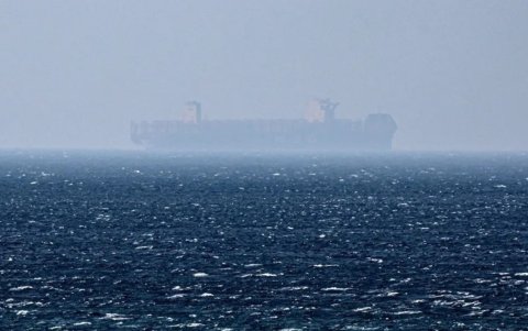 Un barco navega por el estrecho de Ormuz