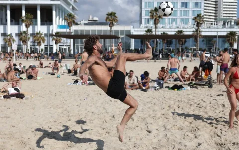 La gente disfruta en la playa de Tel Aviv, Israel, en medio del alto al fuego entre Irán, Estados Unidos e Israel, el 8 de abril de 2026.