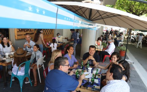 Gastronomía. Diferentes negocios, como los de la calle Panamá, lucieron llenos.