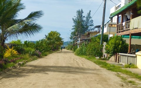 Las vías. Entre la semana pasada y esta han empezado a pavimentarlas y lastrarlas. ¿El problema? Que lo harían una vez lista la planta. Si se la hace, nuevamente deberán ser intervenidas.