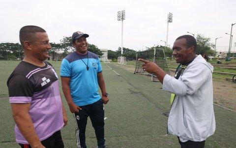 Garys Estupiñán (d) es el dueño del proyecto que surgió en el 2017. Junto a los profesores Eddy Napa y Jonathan Daqui participarán por la quinta edición en el Torneo AsoGuayas de Segunda Categoría.