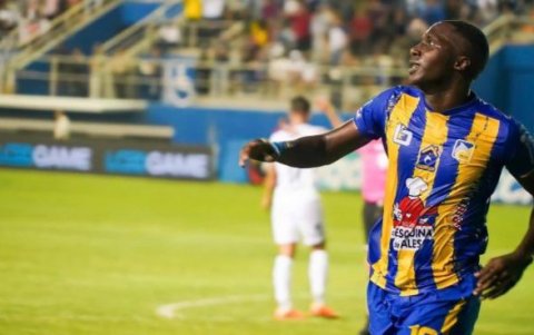 El defensor Luis Adrián Caicedo jugó en Delfín en la temporada 2023