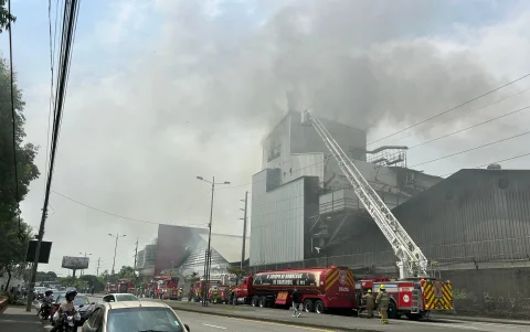 Los bomberos realizan las labores. La calle se encuentra cerrada.