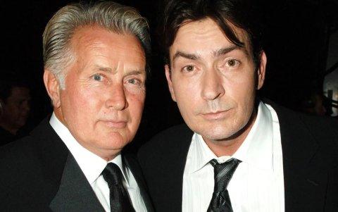 Los actores Martin y Charlie Sheen.