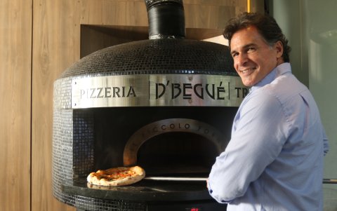 En sus pizzas predomina la calidad del prosciutto, los tomates deshidratados, trufa importada y más ingredientes