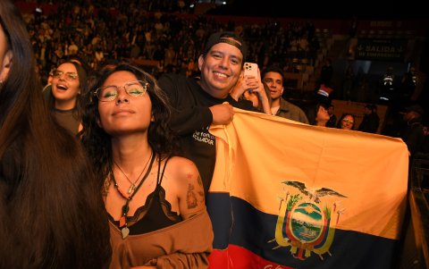 Fans de todo Quito y de otras ciudades llegaron hasta el coliseo a ver a la agrupación.