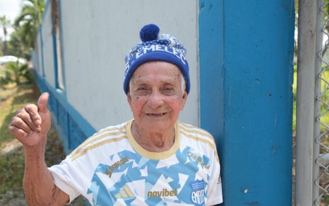 Clemente es un apasionado hincha del Bombillo.