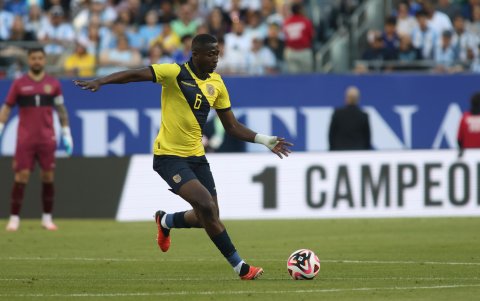 Willian Pacho se ha convertido en titular fijo en la selección.