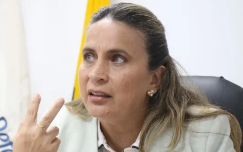 El documento recoge que Villacís presentó su renuncia como vocal del Consejo de la Judicatura el 7 de abril de 2026.