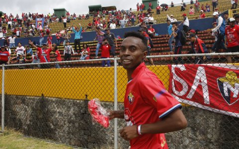 El exfutbolista ‘Diablito’ Lara fue detenido por la Policía tras un robo armado en Quito.