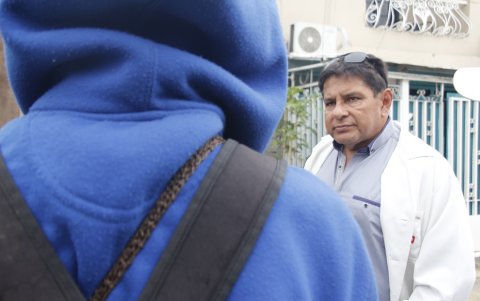 El doctor Bermeo, conversando con un consumidor en el Suburbio.