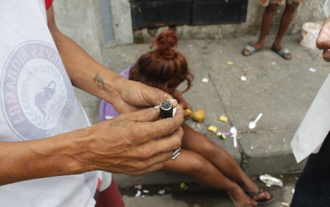 Muchos adictos de las zonas populares aspiran, se inyectan o fuman sustancias sin ninguna contemplación de asepsia.