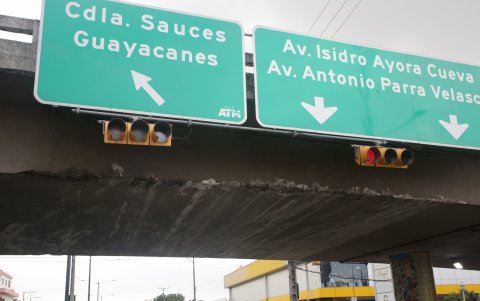 Golpes. El paso de camiones altos ha dañado los bordes y la base de los tableros desde hace mucho. Los fierros están a la intemperie.