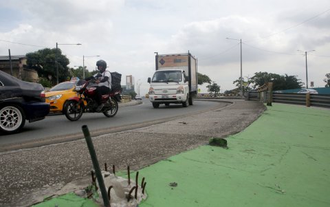 Ausencia. En el puente de la avenida de Las Aguas hace falta la colocación de la barrera protectora vertical. El daño data del 2025.