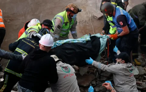 El cuerpo de una víctima entre los escombros de un edificio residencial parcialmente destruido tras un ataque aéreo israelí, en Líbano, el 8 de abril de 2026.