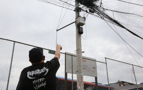 En barrios del sur y norte de Quito, los sistemas comunitarios de alerta permanecen dañados y sin mantenimiento municipal.