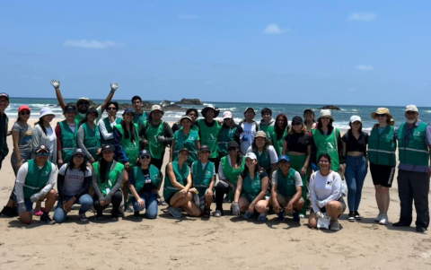 Voluntarios participan en una jornada de limpieza costera organizada por la ESPOL.