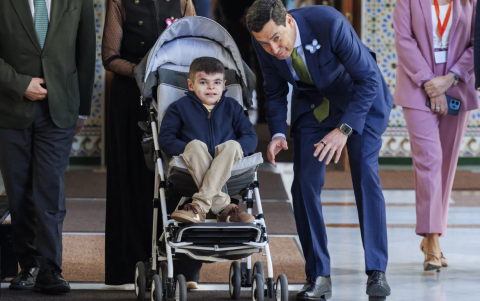 El presidente de la Junta de Andalucía, Juanma Moreno, llega a la sesión de control del Parlamento andaluz acompañado de Leo, un niño de 12 años de Sevilla que contó su caso de 
