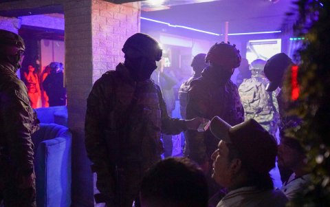 Operativos. Controles policiales y militares intervienen en centros de diversión para reducir los delitos.