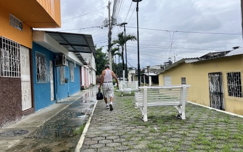 Arborizar. Para los expertos, los asientos o bancas que se han instalado en diversos puntos de la ciudad deberían estar debajo de un árbol que les provea sombra.