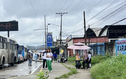 Peatón. En varios paraderos, las personas deben esperar un vehículo o un bus sin algo que les proteja de los rayos solares.