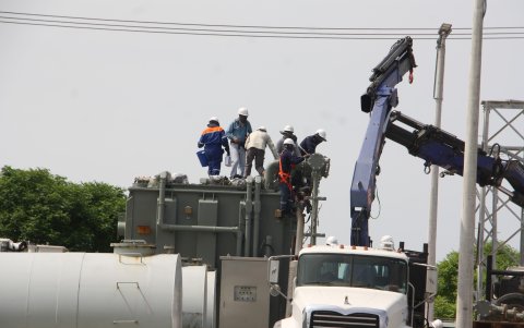 Un grupo de obreros trabajan en las labores de ensamblaje del nuevo autotransformador en Santa Elena
