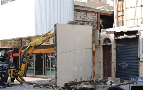 Maquinaria municipal ayudó a remover los escombros de la Casa Tola, tras el desplome parcial de este sábado 4 de abril de 2026.