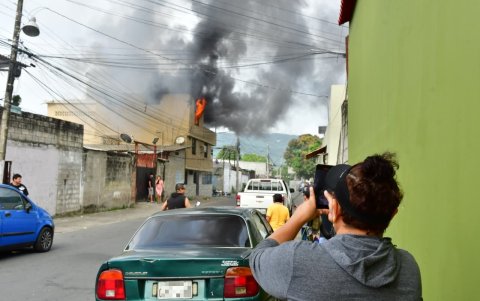 Vecinos y transeúntes observaron el trabajo de los bomberos para apagar las llamas en el departamento afectado por el incendio de Mapasingue Este.