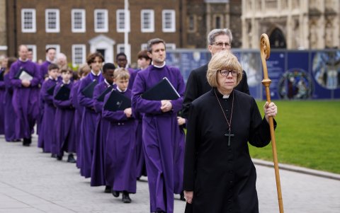 La arzobispa de Canterbury, Sarah Mullally (derecha), encabezó ceremonias por la Semana Santa.