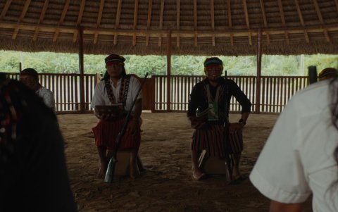 El relato incorpora elementos como los seres del agua, los sueños y las prácticas comunitarias de los achuar.