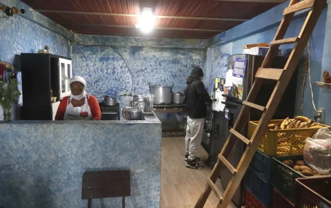 Fotografía del 18 de marzo de 2026 que muestra a una mujer cocinando en una vivienda con energía producida por paneles solares en Cali (Colombia).