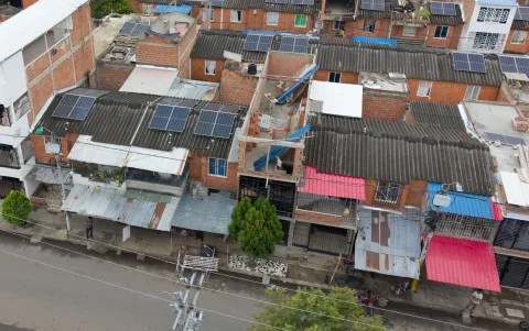 Paneles solares en los techos de viviendas de un barrio al oriente de Cali.