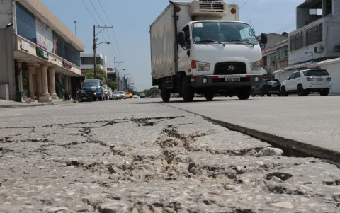 Fisuras y pavimento levantado son la postal repetida en las calles de la Kennedy.