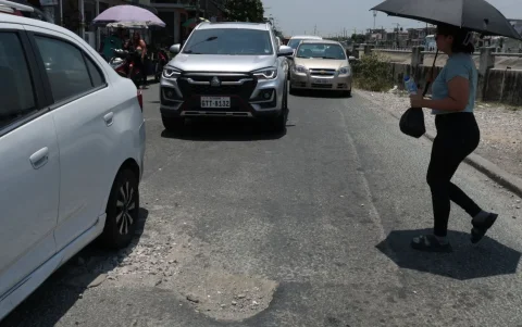 Peatones. En Las Orquídeas y Los Vergeles, quedan expuestos a huecos, sin alternativa.