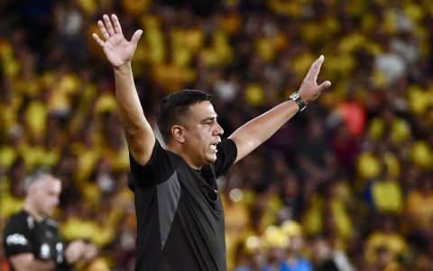 El técnico César Farías gesticula en el partido entre Barcelona y Cruzeiro.