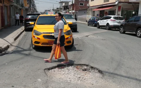 Abandono. Huecos cada vez más profundos y veredas dañadas exponen a los vecinos de Sauces.