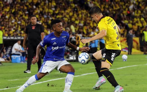 Luca Sosa (d) de Barcelona SC disputa el balón con Keny Arroyo de Cruzeiro, en el partido de la Copa Libertadores en el estadio Monumental.