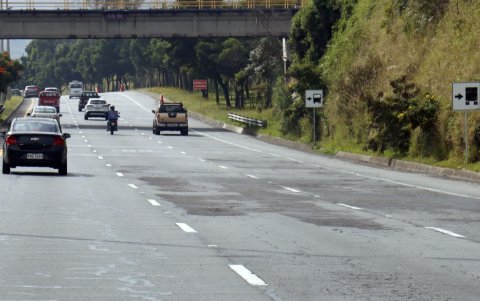 Reparación. En marzo, la Epmmop realizó un bacheo de la Ruta Viva.