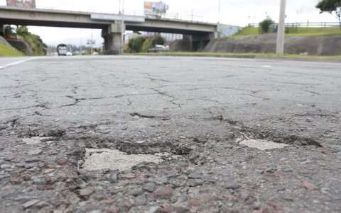 Valle. Por la vía que conecta el valle de Tumbaco y el aeropuerto con Quito circulan 90.000 vehículos a diario. El asfalto está en malas condiciones.