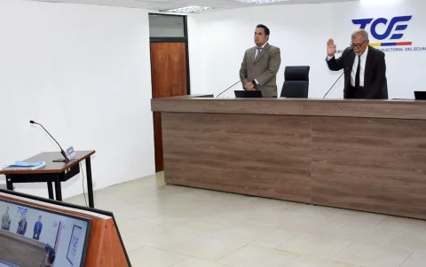 El juez electoral Joaquín Electoral Joaquín Viteri (d) resolvió en primera instancia la denuncia en contra del alcalde Cristian Zamora.