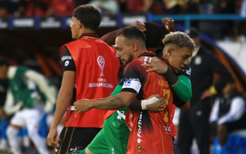 Lucas Mancinelli (c) de Deportivo Cuenca celebra un gol en un partido de la Copa Sudamericana entre Deportivo Cuenca y Santos.