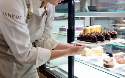 Hornean diariamente panes de masa madre y postres hechos en casa.