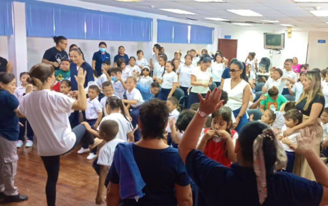 Se organizan círculos de lectura, talleres de literatura, proyecciones de cine y espacios de conversación que permiten reflexionar sobre lo leído o visto.