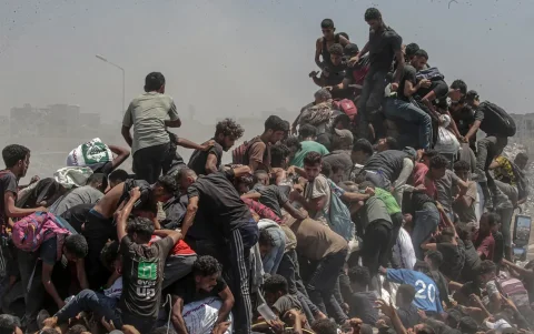 El fotógrafo Mohammed Saber Nuraldin capturó para EPA a palestinos trepando camiones de ayuda humanitaria en Gaza durante una suspensión israelí de los bombardeos.