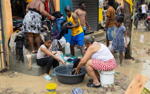 Personas trabajan en recuperar pertenencias, en Las 800, un barrio humilde en Santo Domingo (República Dominicana).